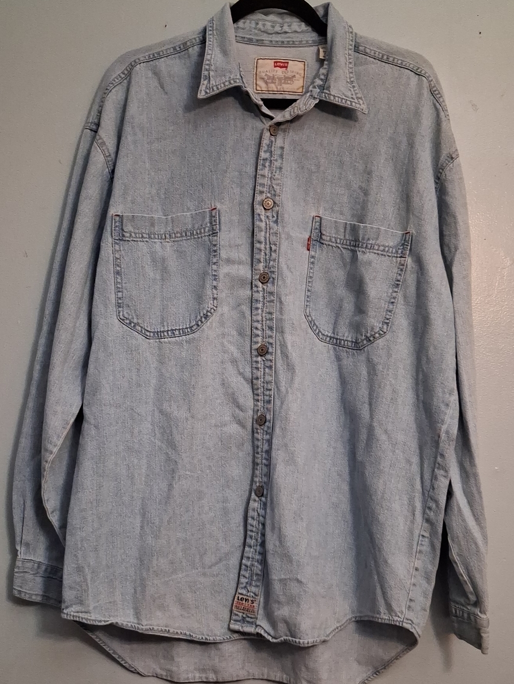 Levi's Size Large Men's Light Blue Wash Denim Button-Up Shirt (Red Tab).